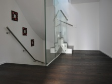 Treppe mit Glaswand